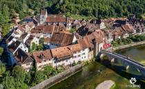 Średniowieczne miasto Saint-Ursanne w Szwajcarii