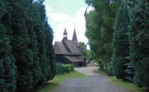 Drewniany kościółek na skarpie w Żernicy