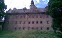 Zamek w Gorznowie od strony boiska