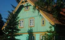 Kolorowy dom żuławski z bogatymi zdobieniami
