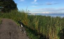 Droga dla rowerów na wale przeciwpowodziowym jeziora Jamno