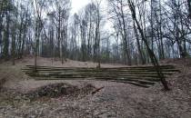Relikty amfiteatru w parku Piny