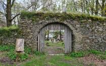 Marcinków brama  wejściowa  na cmentarz