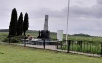 Pomnik w Krzynowłodze - w tym miejscu hitlerowcy rozstrzelali 40 Polaków.