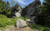 Formacje skalne przy szlaku