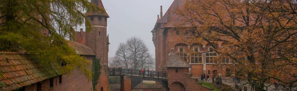 Jesienny, mglisty zamek w Malborku