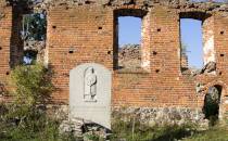 Ławki - ruiny zabudowań przypałacowych Dohnów i kościoła
