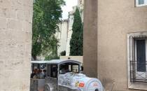 Atrakcje turystyczne na wąskich uliczkach Avignonu.