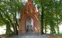 Kaplica na terenie parku.