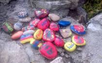 kolorowe kamienie na cmentarnym murku