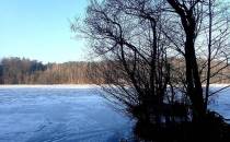 Jezioro Borowo skute lodem