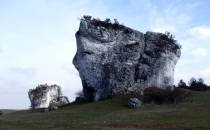 skały obok zamku w Mirowie