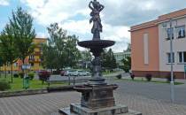 Zabytkowa fontanna na rynku w Osobłodze