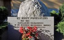 Strzelce Opolskie - pamiątkowy kamień ks. Jerzego Popieuszki.
