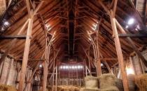 Wnętrze drewnianej stodoły