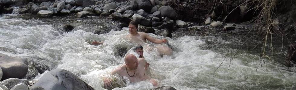Oshora - kąpiel w rzece