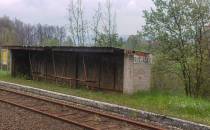 Nieczynny peron na stacji w Trzcińsku