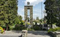 Pomnik pamięci pomordowanym mieszkańcom okolicznych wsi.