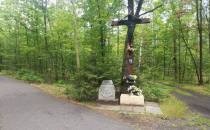 Pomnik i leśny krzyż