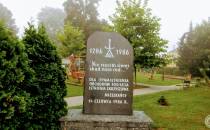 Pamiątkowy kamień 700 - lecia miasta Skrzyszowa.