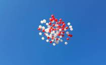 100 balonów wypuszczonych w niebo.