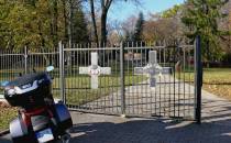 Cmentarz Powstańców Warszawy, mogiła wraz z pomnikiem, położony w Pęcicach przy ul. Parkowej (gmina 