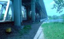 39-N.Dw.Maz.-przejście przez stalowy most kolejowy nad Narwią