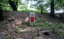 kolejna mogiła jeńców radzieckich z pamątkowym obeliskiem