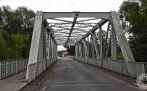 Metalowy most nad rzeka Wisła.