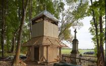 Dzwonnica i cmentarz w miejscowości Krzywe