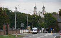 Żelechów. Widok na kościół a po lewej cmentarz.