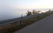 z mgły powoli wyłania się jezioro