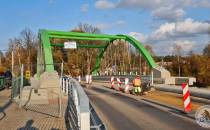 Prace końcowe na nowym mostem nad rzeką Ruda.