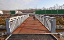 Nowy mostek nad Nacyną łączący ścieżkę rowerową.