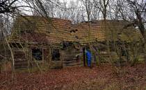Stara chata cioci Krysi w Kotwasicach o innej porze roku