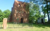 Ruiny gotyckiego kościoła i odrestaurowana, 150-letnia Kaplica Wesselów