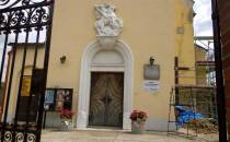 Hajduki Nyskie wejście  do kościoła
