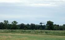 Pola i łąki po horyzont... oraz helikopter
