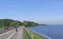 Ścieżka rowerowa wzdłuż Jeziora Rybnickiego.