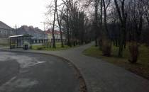 przez  park koło przystanku PKS