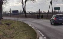 Łuk drogi powiatowej w miejscowości Łagiewniki