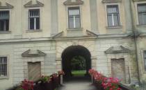 Wejście do zamku w Międzylsiu od strony rynku