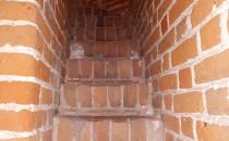 Schody na wieżę mocno klaustrofobiczne. Jak ci zapewne barczyści rycerze wchodzili tymi schodami?