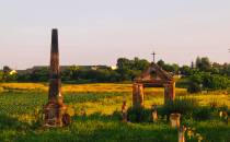 Przycerkiewny cmentarz i brama cerkiewna