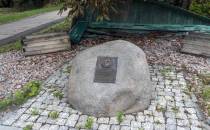 Kamień z tabliczką poświęconą Adamowi Jerzemu Forsterowi