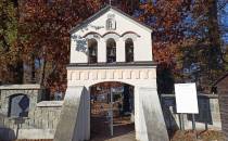 Dzwonnica w bramie cmentarza w Szczepanowie