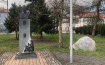 Pomnik upamiętnienia gen. Władysława Andersa i platan
