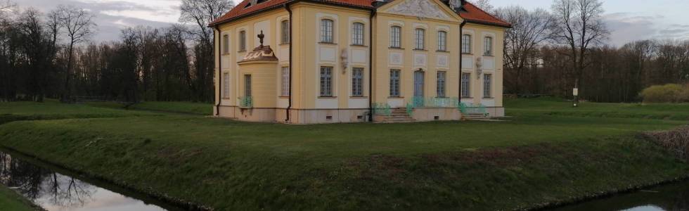 park przy muzeum Wnętrz Pałacowych w Choroszczy 27_04_2022 19:45